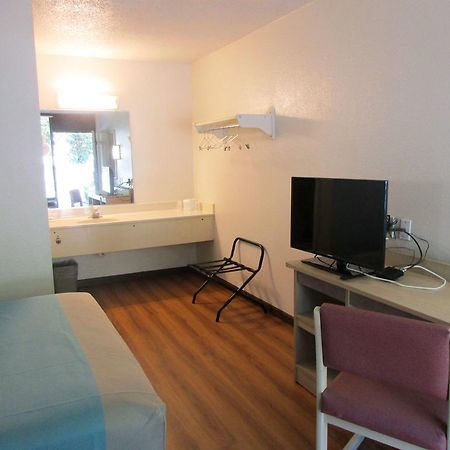 Motel 6 Huntsville - Madison Eksteriør billede