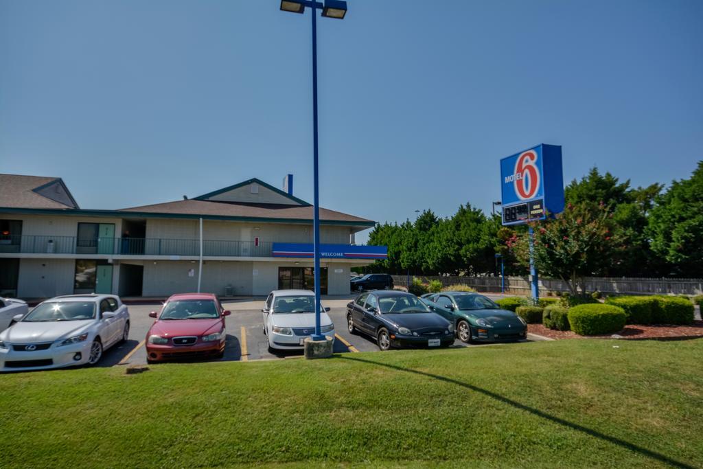 Motel 6 Huntsville - Madison Eksteriør billede