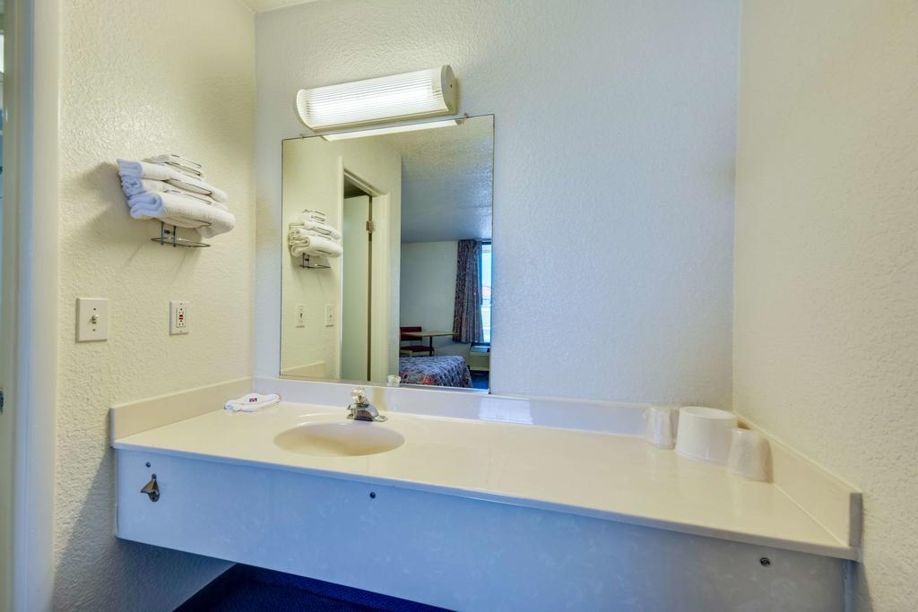 Motel 6 Huntsville - Madison Eksteriør billede