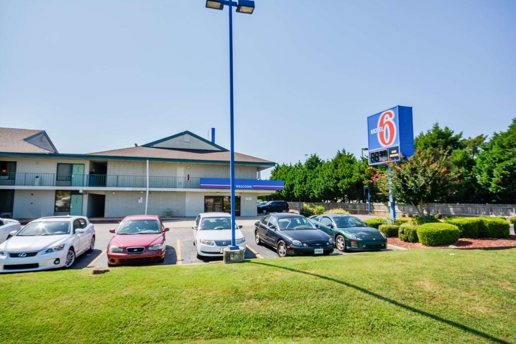 Motel 6 Huntsville - Madison Eksteriør billede