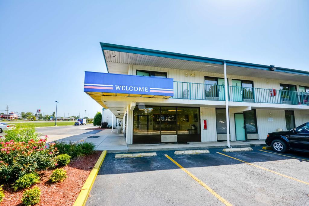 Motel 6 Huntsville - Madison Eksteriør billede