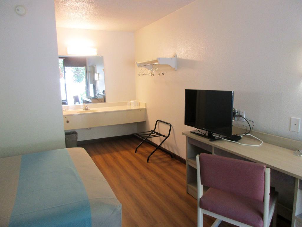 Motel 6 Huntsville - Madison Eksteriør billede