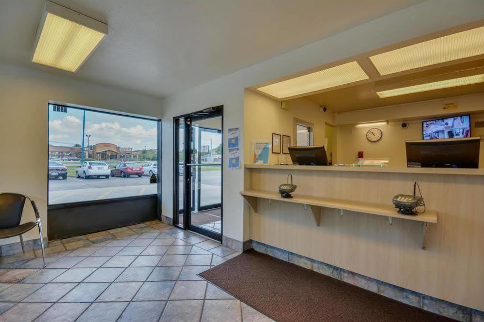 Motel 6 Huntsville - Madison Eksteriør billede